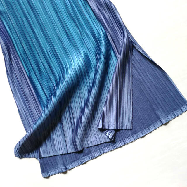 PLEATS PLEASE ISSEY MIYAKE(プリーツプリーズイッセイミヤケ)の未使用タグ付き　プリーツプリーズ　きれい色グラデーションチュニックトップス　3 レディースのトップス(チュニック)の商品写真