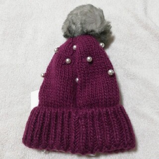 ベベ(BeBe)の新品　BeBe 紫色　全体的にパール付きニット帽子sサイズ48cm-52cm(帽子)