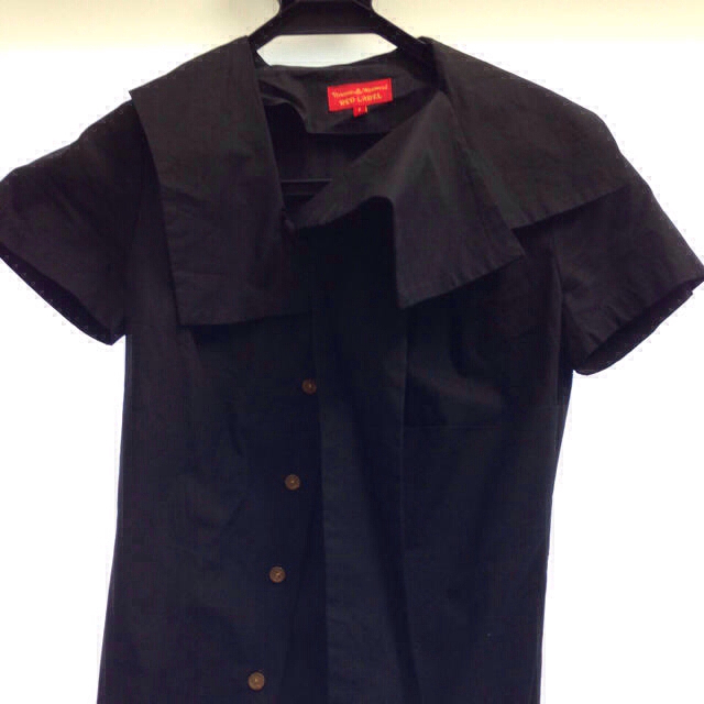Vivienne Westwood(ヴィヴィアンウエストウッド)のvivienne変形襟ブラウス レディースのトップス(シャツ/ブラウス(半袖/袖なし))の商品写真