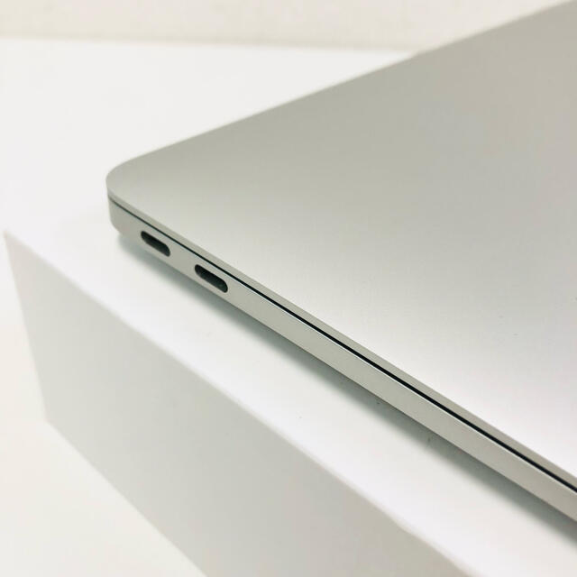 Mac (Apple)(マック)の美品 MacBook Air 2020 13インチ i3 8GB 256GB  スマホ/家電/カメラのPC/タブレット(ノートPC)の商品写真