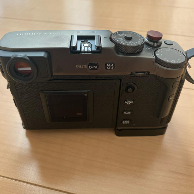 富士フイルム(フジフイルム)のFUJIFILM X-PRO3 DRBLACKとグリップ スマホ/家電/カメラのカメラ(ミラーレス一眼)の商品写真