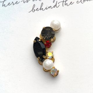 ブラックとグレージュのビジューイヤーカフ アクリルストーン 秋冬 ハンドメイド(イヤーカフ)