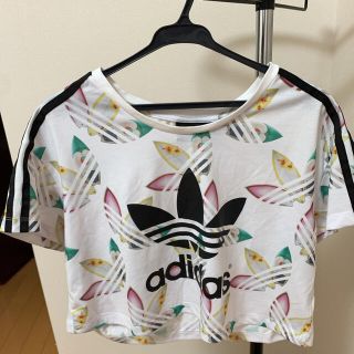 アディダス(adidas)のアディダス　ショート丈Tシャツ(Tシャツ(半袖/袖なし))