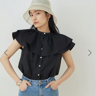 アダムエロぺ(Adam et Rope')のADAM ET ROPÉ FEMME 新品　ラッフルカラー(シャツ/ブラウス(半袖/袖なし))