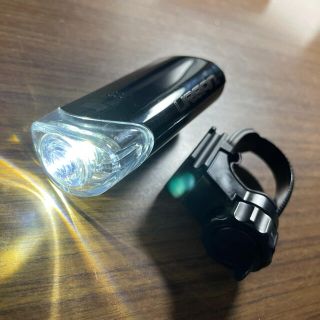 キャットアイ(CATEYE)の美品 800カンデラ Cateye電池式ヘッドライトHL-EL145Urban (パーツ)