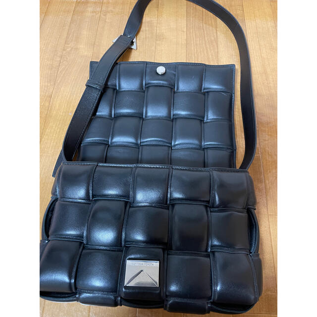 Bottega Veneta(ボッテガヴェネタ)のボッテガヴェネタ　パデットカセット　正規品　美品 レディースのバッグ(ショルダーバッグ)の商品写真