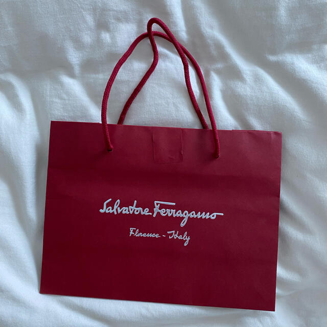 Salvatore Ferragamo(サルヴァトーレフェラガモ)のフェラガモ　紙袋 レディースのバッグ(ショップ袋)の商品写真