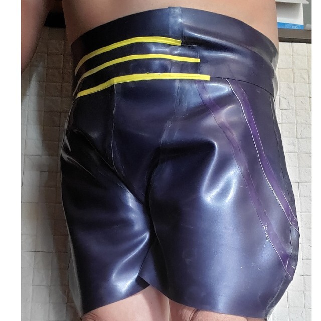 メタリックパープル　ラバーラテックス　バミューダタイプパンツ　男性Lサイズ エンタメ/ホビーのコスプレ(衣装)の商品写真