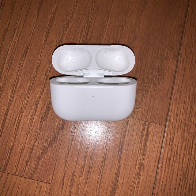 Apple(アップル)のAirPodsPro 充電ケース スマホ/家電/カメラのオーディオ機器(ヘッドフォン/イヤフォン)の商品写真