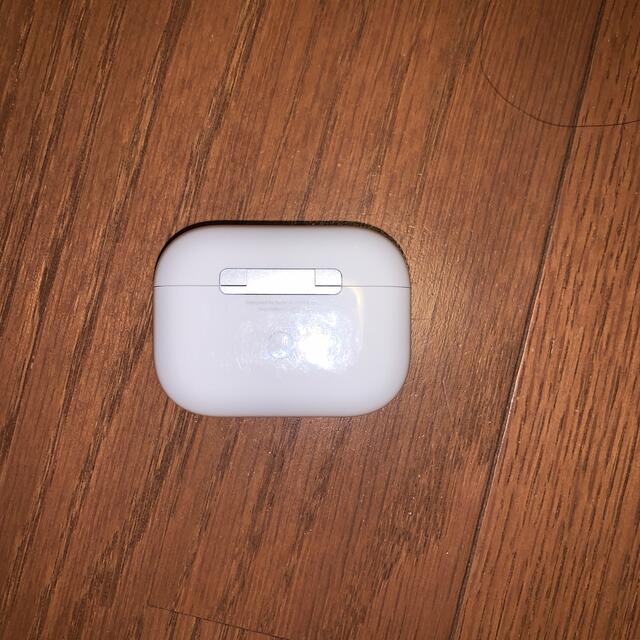 Apple(アップル)のAirPodsPro 充電ケース スマホ/家電/カメラのオーディオ機器(ヘッドフォン/イヤフォン)の商品写真