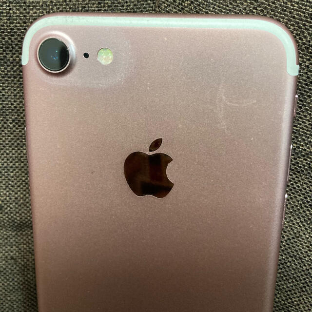 Apple(アップル)のiPhone7 本体 128GB au スマホ/家電/カメラのスマートフォン/携帯電話(スマートフォン本体)の商品写真