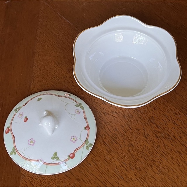 WEDGWOOD(ウェッジウッド)の【レア美品】ウェッジウッド★ワイルドストロベリー★ボンボニエール　1点 インテリア/住まい/日用品のキッチン/食器(食器)の商品写真