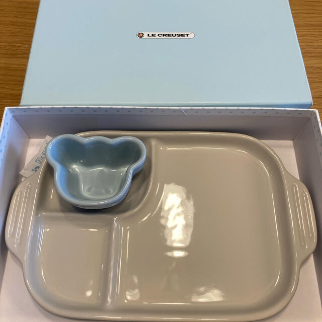 LE CREUSET(ルクルーゼ)の【新品未使用】 ル・クルーゼ ベビー食器 陶器 プレート ブルー クマ キッズ/ベビー/マタニティの授乳/お食事用品(離乳食器セット)の商品写真