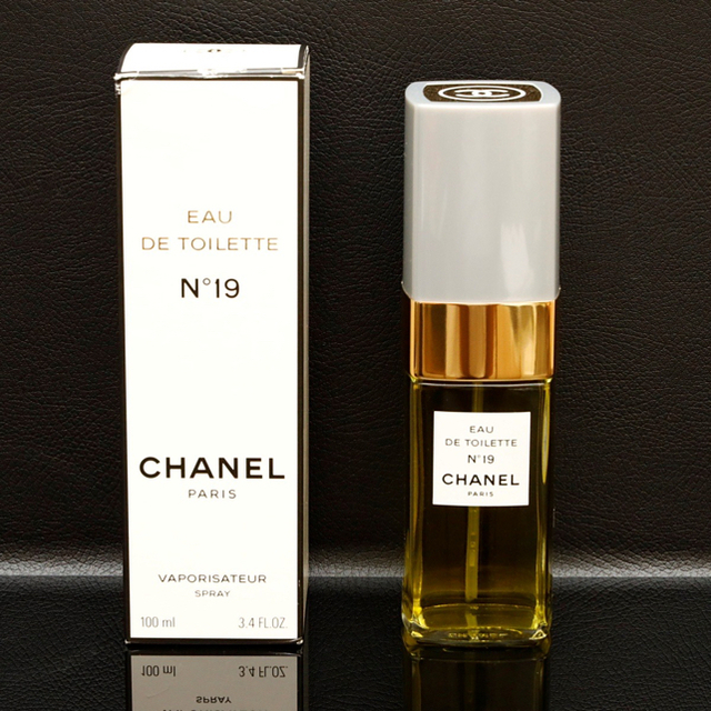 CHANEL(シャネル)の【新品未使用】シャネル N°19 オードゥ トワレット 100ml シャネル香水 コスメ/美容の香水(香水(女性用))の商品写真