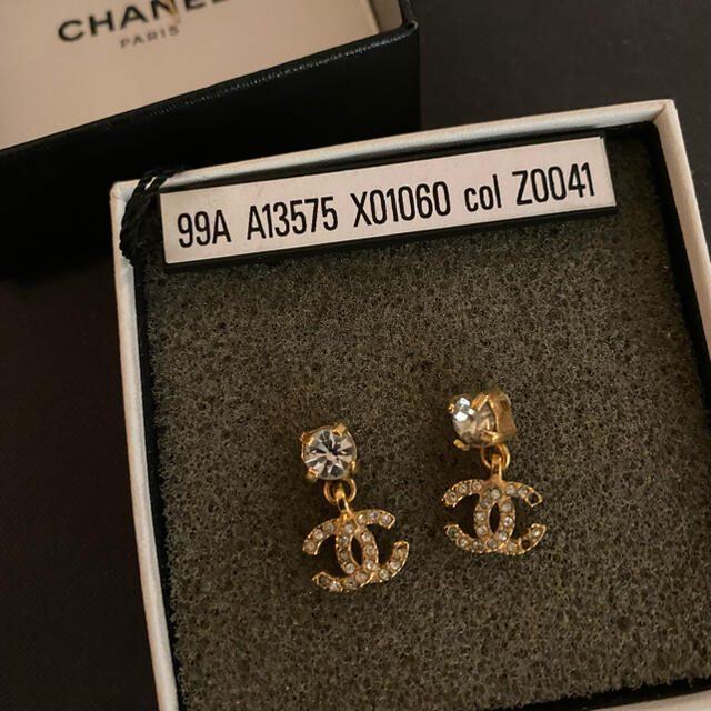 CHANEL(シャネル)のChanel cocoシャネルロゴピアスシリアルナンバーゴールドストーン レディースのアクセサリー(ピアス)の商品写真