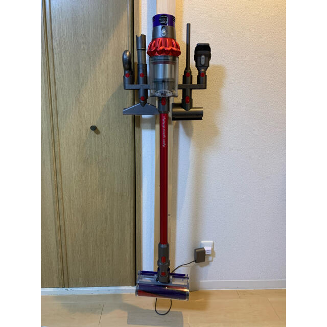 Dyson(ダイソン)の【値下げ‼️】ダイソン v10 fluffy+ sv12 掃除機 スマホ/家電/カメラの生活家電(掃除機)の商品写真