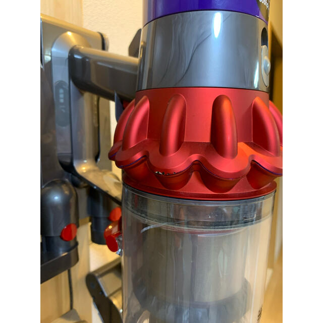 Dyson(ダイソン)の【値下げ‼️】ダイソン v10 fluffy+ sv12 掃除機 スマホ/家電/カメラの生活家電(掃除機)の商品写真