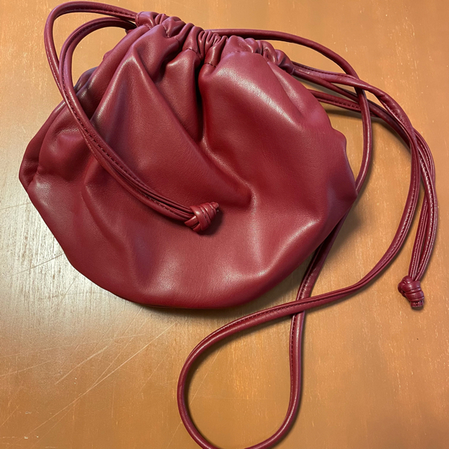 GU(ジーユー)のGU ドローストリングバッグ　きんちゃくバッグ　ボルドー　赤 レディースのバッグ(ショルダーバッグ)の商品写真