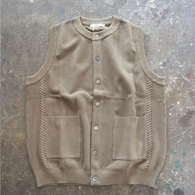 COMOLI(コモリ)の【YASHIKI】Mizuoto Knit Vest KHAKI BEIGE メンズのトップス(ベスト)の商品写真