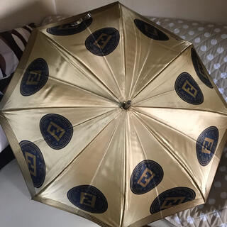 フェンディ(FENDI)のフェンディ　雨傘　ロゴ　ベージュ　ゴールド(傘)
