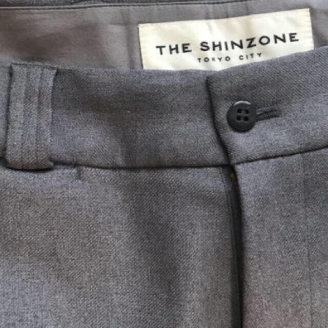 Shinzone(シンゾーン)の専用　シンゾーン　センタープレスパンツ　グレー32サイズ レディースのパンツ(カジュアルパンツ)の商品写真