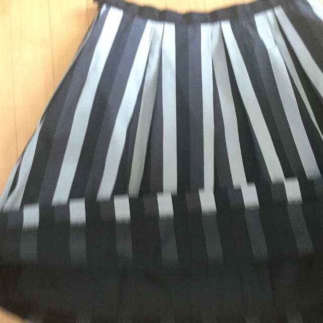 DRESSTERIOR(ドレステリア)の新品　黒とシルバーの縦じまスカート　 レディースのスカート(ミニスカート)の商品写真