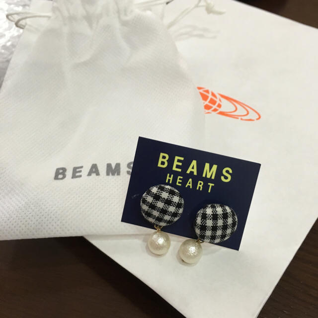 BEAMS(ビームス)の未使用！ビームス くるみボタン パール ピアス BEAMS HEART レディースのアクセサリー(ピアス)の商品写真