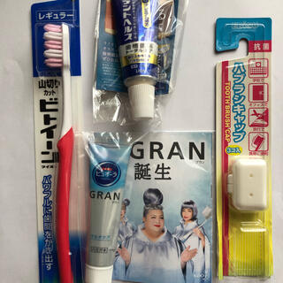 新品未使用　ビトィーン歯ブラシ、試供品ピュオーラGRANとデントヘルス、キャップ(歯ブラシ/歯みがき用品)