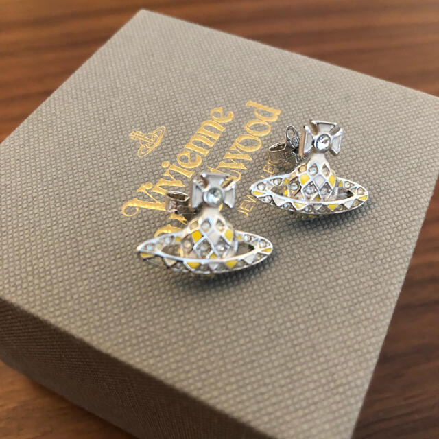 Vivienne Westwood(ヴィヴィアンウエストウッド)のVivienne Westwood ハーレクインバスレリーフピアス レディースのアクセサリー(ピアス)の商品写真