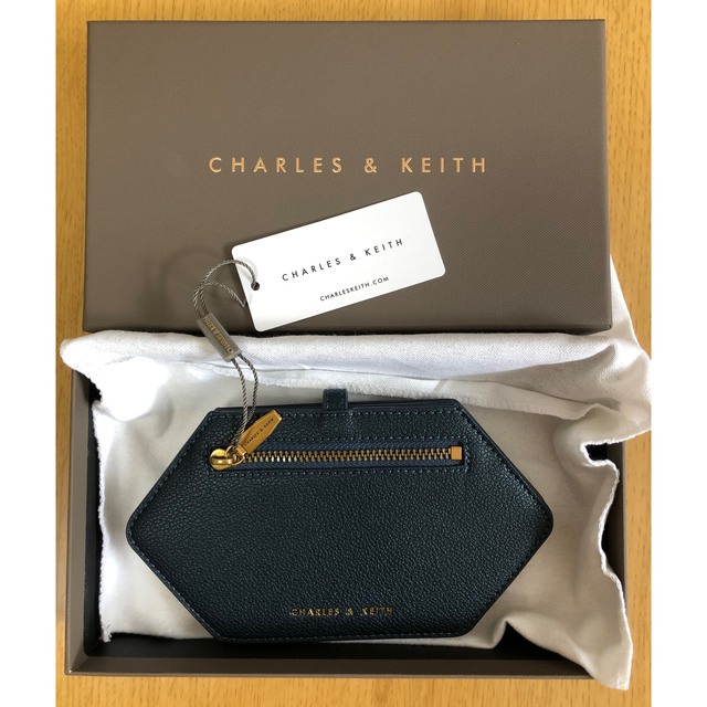 Charles and Keith(チャールズアンドキース)のチャールズ&キース　カードケース　新品　グリーン　charles &keith レディースのファッション小物(名刺入れ/定期入れ)の商品写真