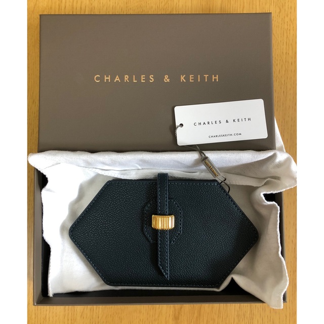 Charles and Keith(チャールズアンドキース)のチャールズ&キース　カードケース　新品　グリーン　charles &keith レディースのファッション小物(名刺入れ/定期入れ)の商品写真