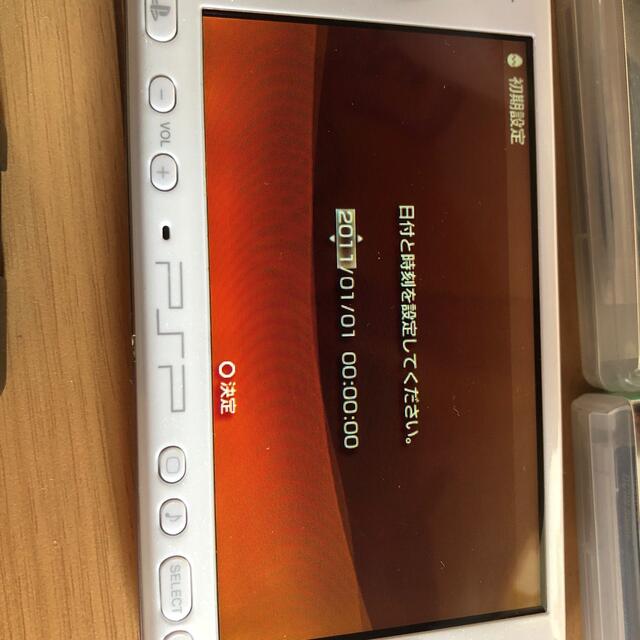 PlayStation Portable(プレイステーションポータブル)のpsp本体とソフト3セット エンタメ/ホビーのゲームソフト/ゲーム機本体(携帯用ゲーム機本体)の商品写真