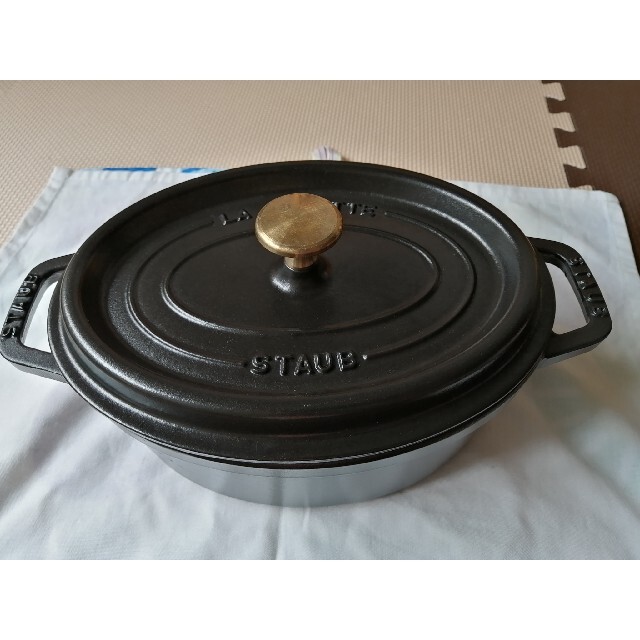 STAUB(ストウブ)のストウブピコ・ココット　オーバル23ブラック インテリア/住まい/日用品のキッチン/食器(鍋/フライパン)の商品写真