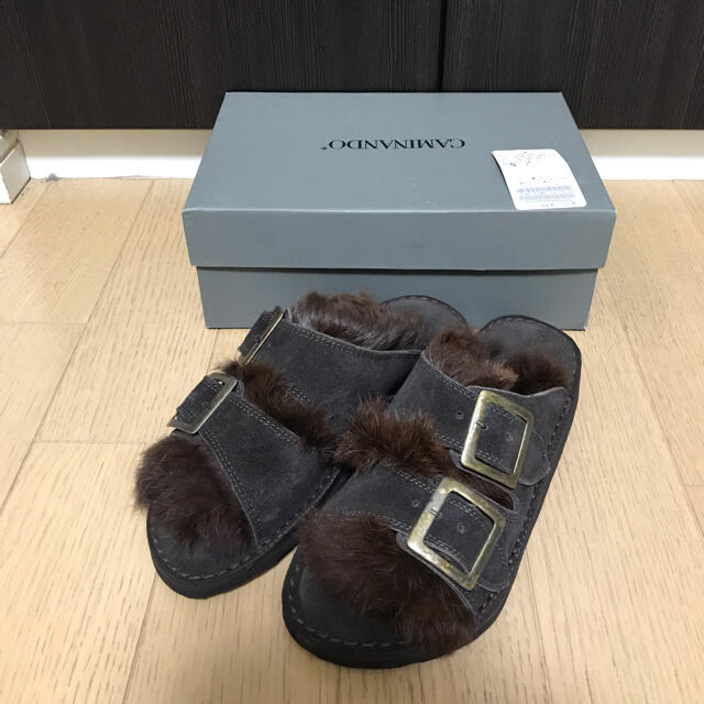 L'Appartement DEUXIEME CLASSE(アパルトモンドゥーズィエムクラス)の《未使用品》アパルトモン 【CAMINANDO/カミナンド】FUR SANDAL レディースの靴/シューズ(サンダル)の商品写真