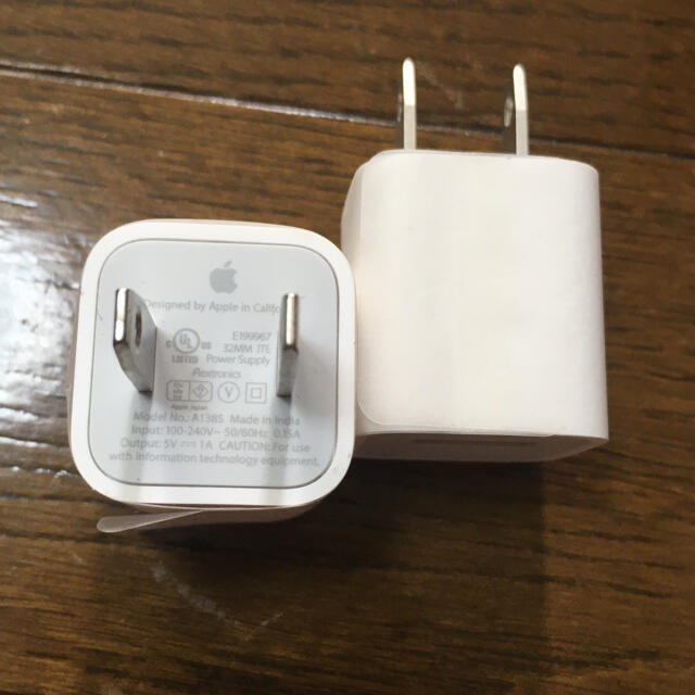 Apple(アップル)のapple 5W USB電源アダプター A1385 未使用 アップル 2個セット スマホ/家電/カメラのスマートフォン/携帯電話(バッテリー/充電器)の商品写真