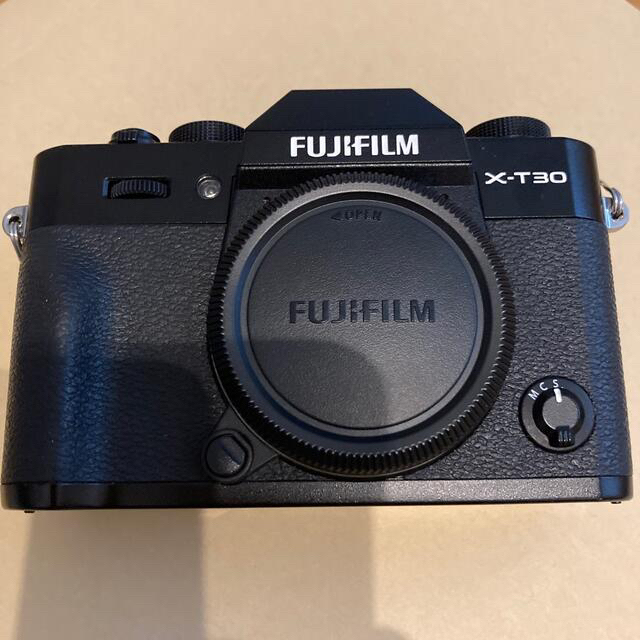 富士フイルム(フジフイルム)のFUJI FILM X−T30 BLACK xt30 スマホ/家電/カメラのカメラ(ミラーレス一眼)の商品写真