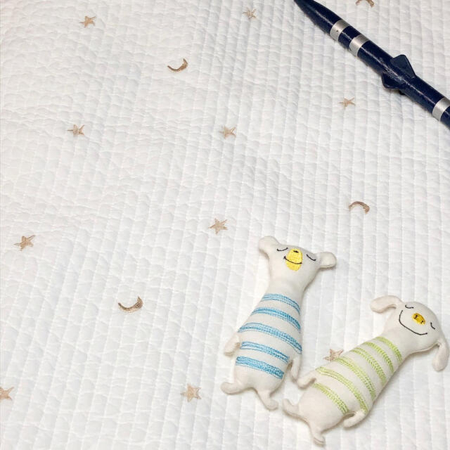 りぷ様専用　月と星ゴールド刺繍ベビー　韓国イブル　ラグマット　100×150 キッズ/ベビー/マタニティの寝具/家具(ベビー布団)の商品写真