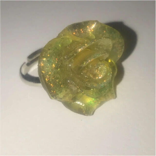 ♪美品♪ バラ 薔薇 お花 リング 指輪 立体 黄緑 グリーン ラメ レディースのアクセサリー(リング(指輪))の商品写真