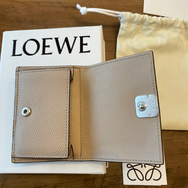 LOEWE(ロエベ)のロエベ　三つ折り財布　今週限定値下げ！即決希望 レディースのファッション小物(財布)の商品写真