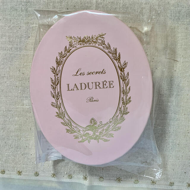 LADUREE(ラデュレ)のラデュレ　マカロンキーホルダー レディースのアクセサリー(チャーム)の商品写真