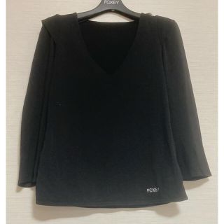 フォクシー(FOXEY)の【クリーニング済み】フォクシー FGURLトップス 黒　FOXEYロゴ入り　42(ニット/セーター)