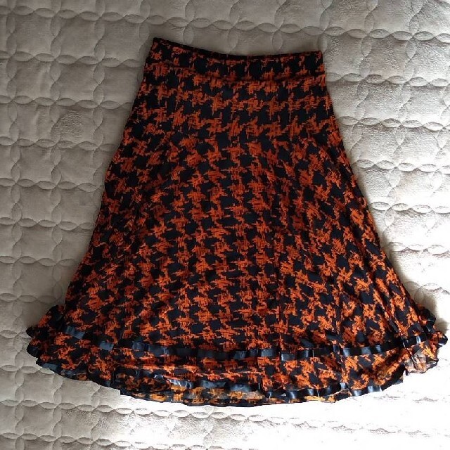 社交ダンスウェア　スカート　　千鳥格子調　ブラック×オレンジ系 レディースのスカート(ひざ丈スカート)の商品写真