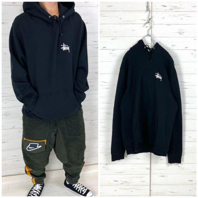 《即完売品》Stussy ステューシー　パーカー　XL☆ブラック　黒　バックロゴ メンズのトップス(パーカー)の商品写真