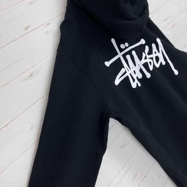 《即完売品》Stussy ステューシー　パーカー　XL☆ブラック　黒　バックロゴ メンズのトップス(パーカー)の商品写真