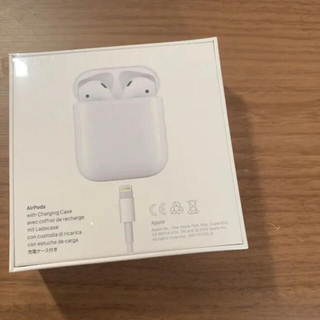 Apple AirPods 第2世代　新品未開封 スマホ/家電/カメラのオーディオ機器(ヘッドフォン/イヤフォン)の商品写真