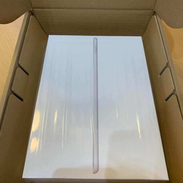 タブレットiPad 第8世代　128GB MYLE2J/A silver