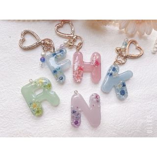オーダー承ります♡お花のぷっくりつやつやイニシャルチャーム(キーホルダー/ストラップ)