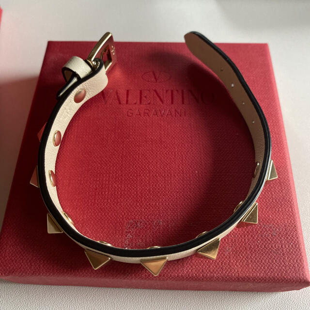 VALENTINO(ヴァレンティノ)の○最終値下げ○ヴァレンティノ　ブレスレット　ホワイト　腕輪　中古 レディースのアクセサリー(ブレスレット/バングル)の商品写真