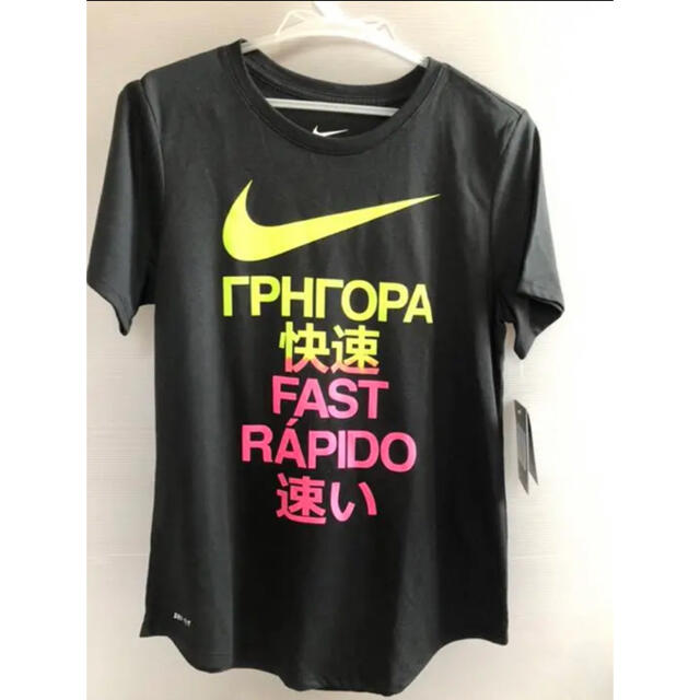 NIKE(ナイキ)の【新品未使用】レディース　NIKE ナイキ  海外商品　レア　Tシャツ レディースのトップス(Tシャツ(半袖/袖なし))の商品写真