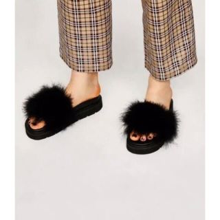 マウジー(moussy)のMOUSSY【大人気即完売】FEATHER FLAT サンダル(サンダル)